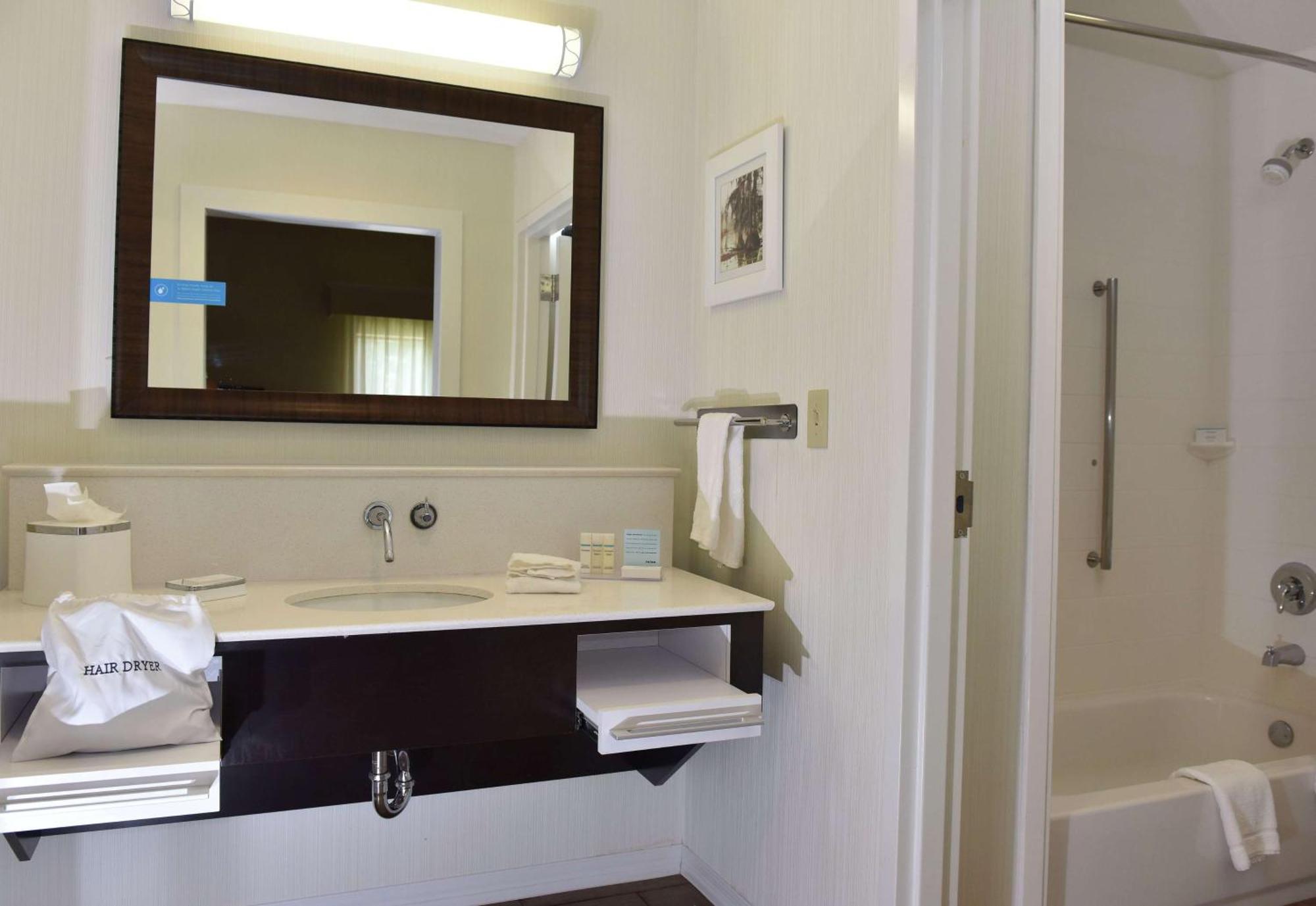Hampton Inn & Suites Alexandria Exteriör bild