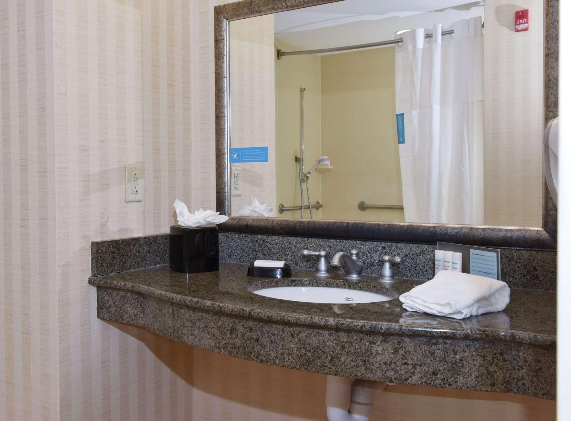 Hampton Inn & Suites Alexandria Exteriör bild
