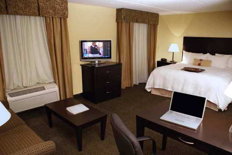 Hampton Inn & Suites Alexandria Rum bild